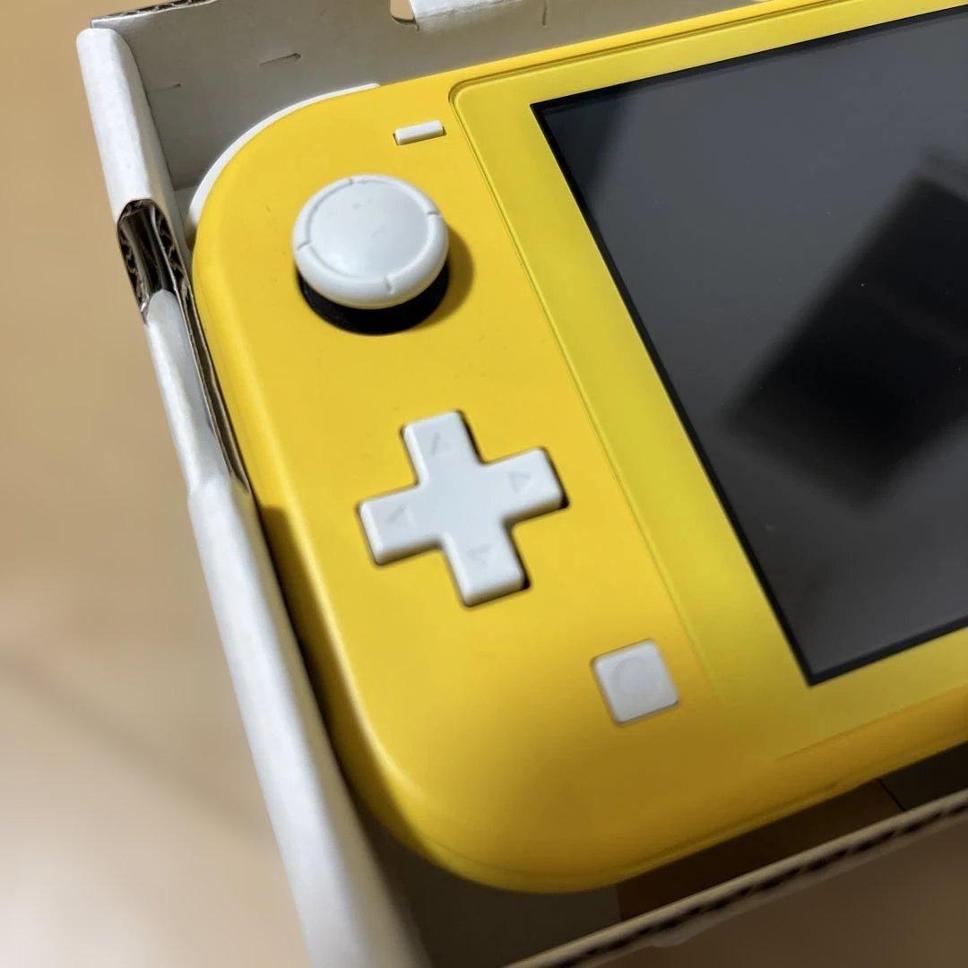 美品　任天堂Switchライト　イエロー　箱・ケース付き　初期化済み