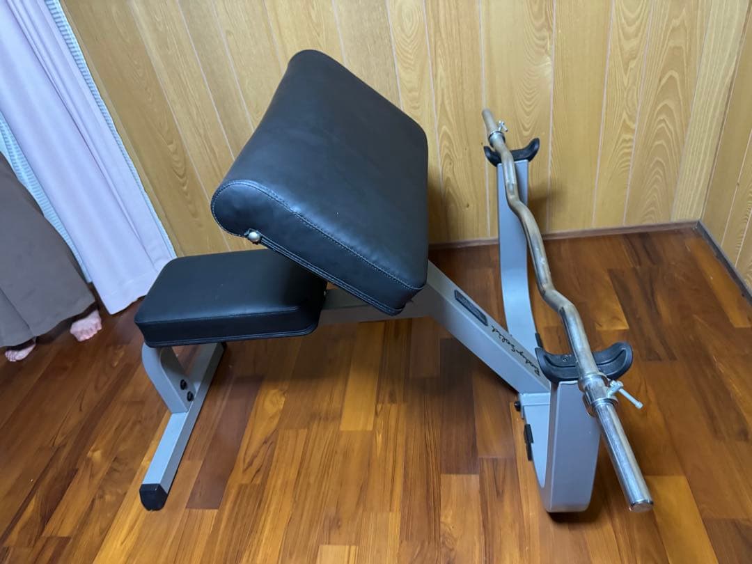 BodySolidのジムユースのプリチャーベンチ アームカール　腕を鍛える