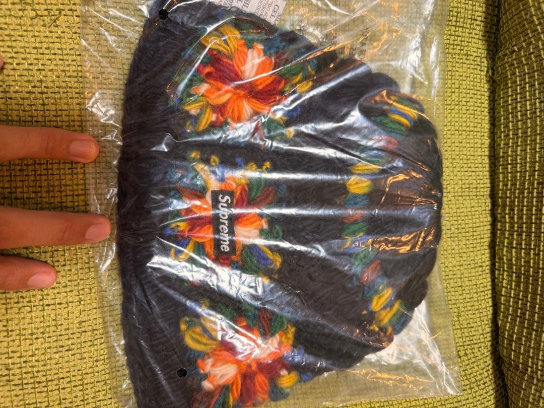 Supreme ブラック ニット帽 花柄刺繍