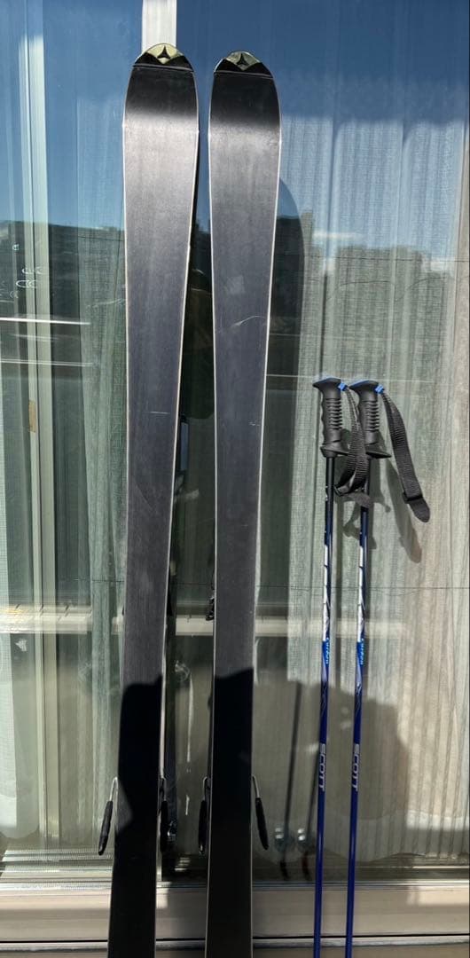 ATOMIC 9.8 スキーセット 青、ストック。値下げ❗️12/31まで出品❗️