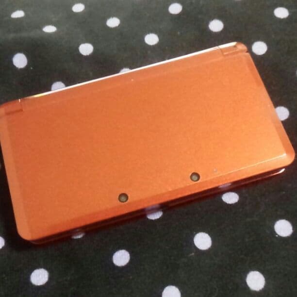 3DS本体(赤)と充電ケーブルセット。