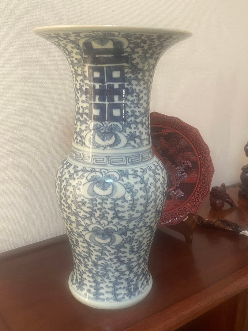 中国景徳鎮。大明成化底款，年代不明(清晚期 缠蓮枝双喜撇口瓶？ ) 。緣起物。