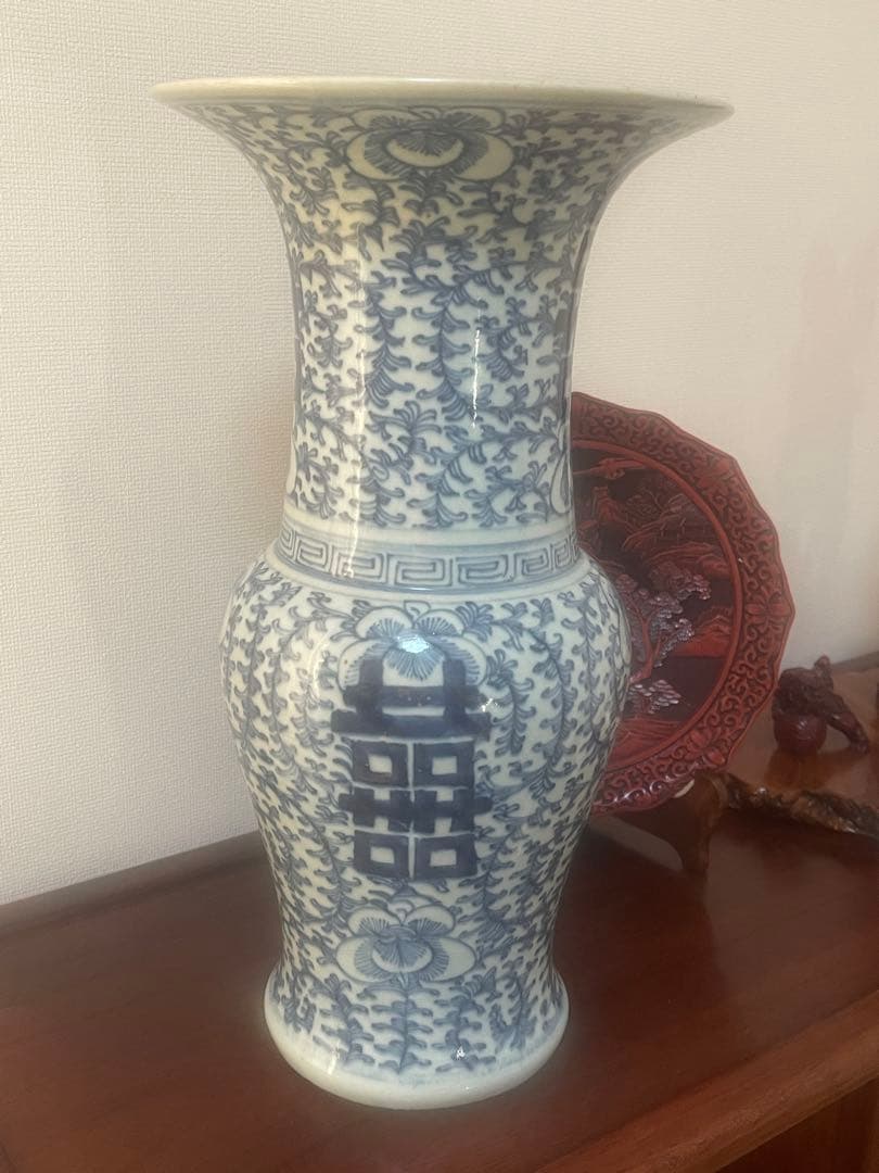 中国景徳鎮。大明成化底款，年代不明(清晚期 缠蓮枝双喜撇口瓶？ ) 。緣起物。