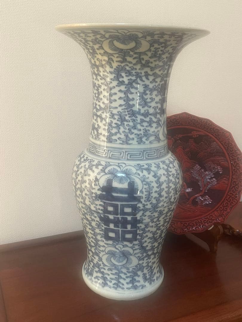 中国景徳鎮。大明成化底款，年代不明(清晚期 缠蓮枝双喜撇口瓶？ ) 。緣起物。