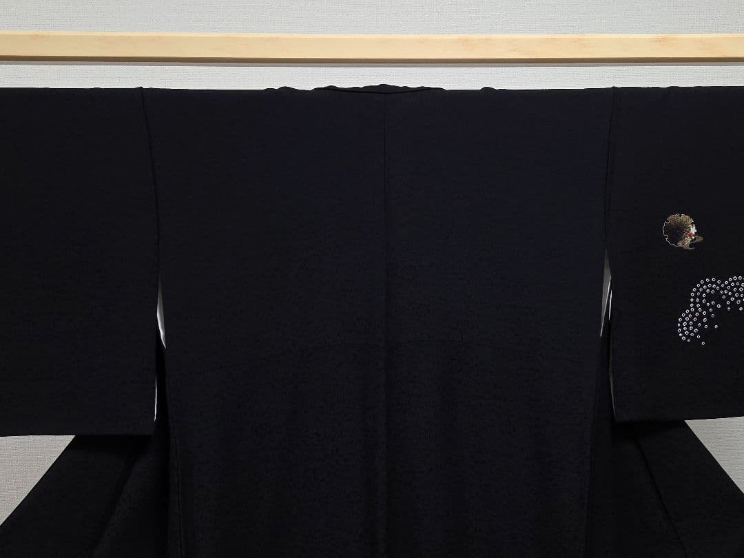 A◆着物くつろぎ 雪輪に梅の花 黒 絞り 金彩 刺繍 菊 袷 正絹 付下げ 着物