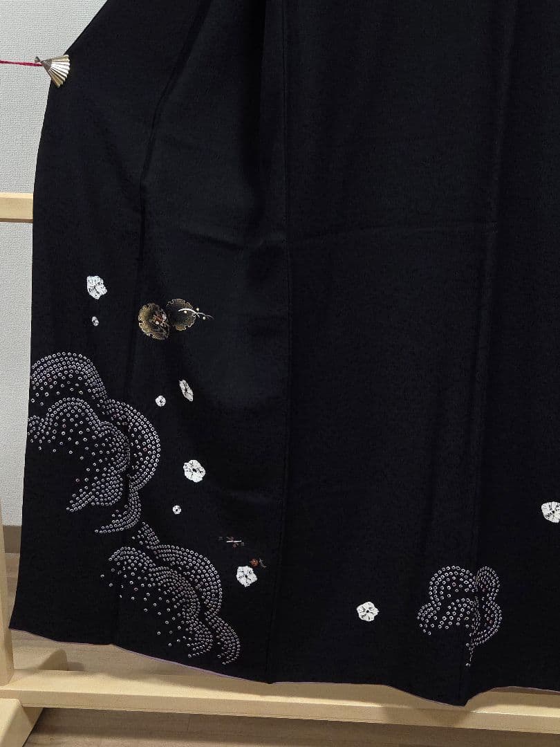 A◆着物くつろぎ 雪輪に梅の花 黒 絞り 金彩 刺繍 菊 袷 正絹 付下げ 着物