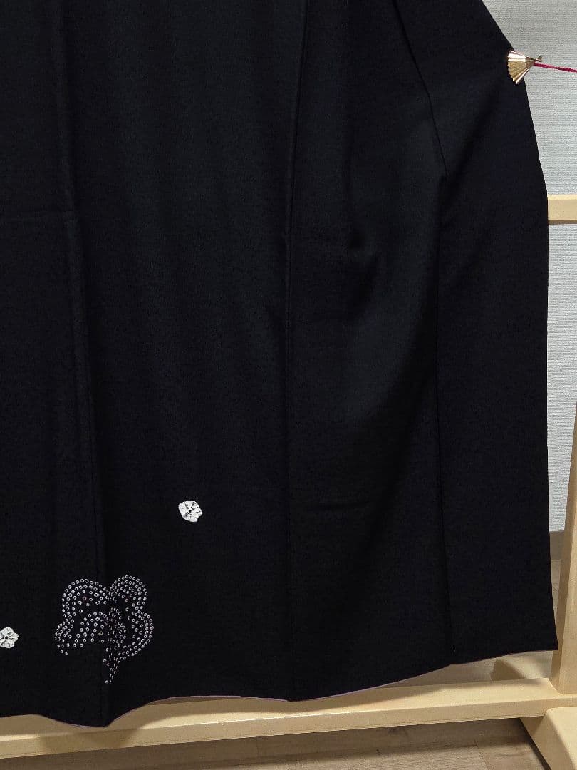 A◆着物くつろぎ 雪輪に梅の花 黒 絞り 金彩 刺繍 菊 袷 正絹 付下げ 着物