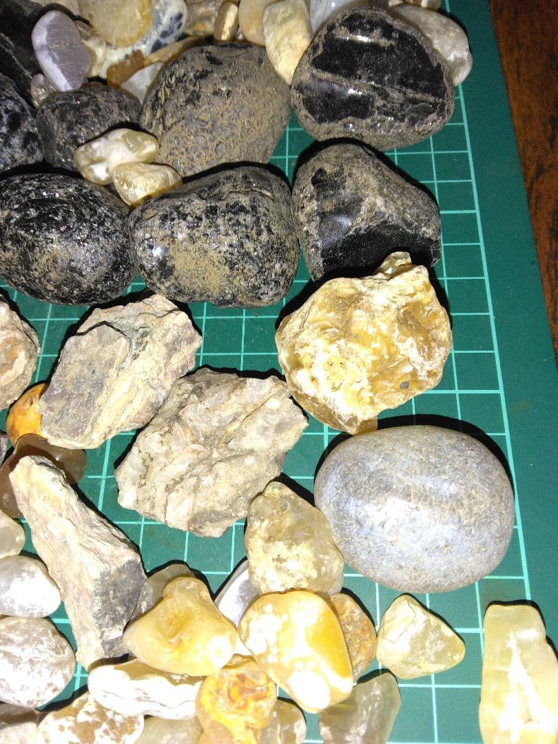 KARAKURI購入予定品　北海道産鉱物標本　鉱物　瑪瑙　稲倉石　原石