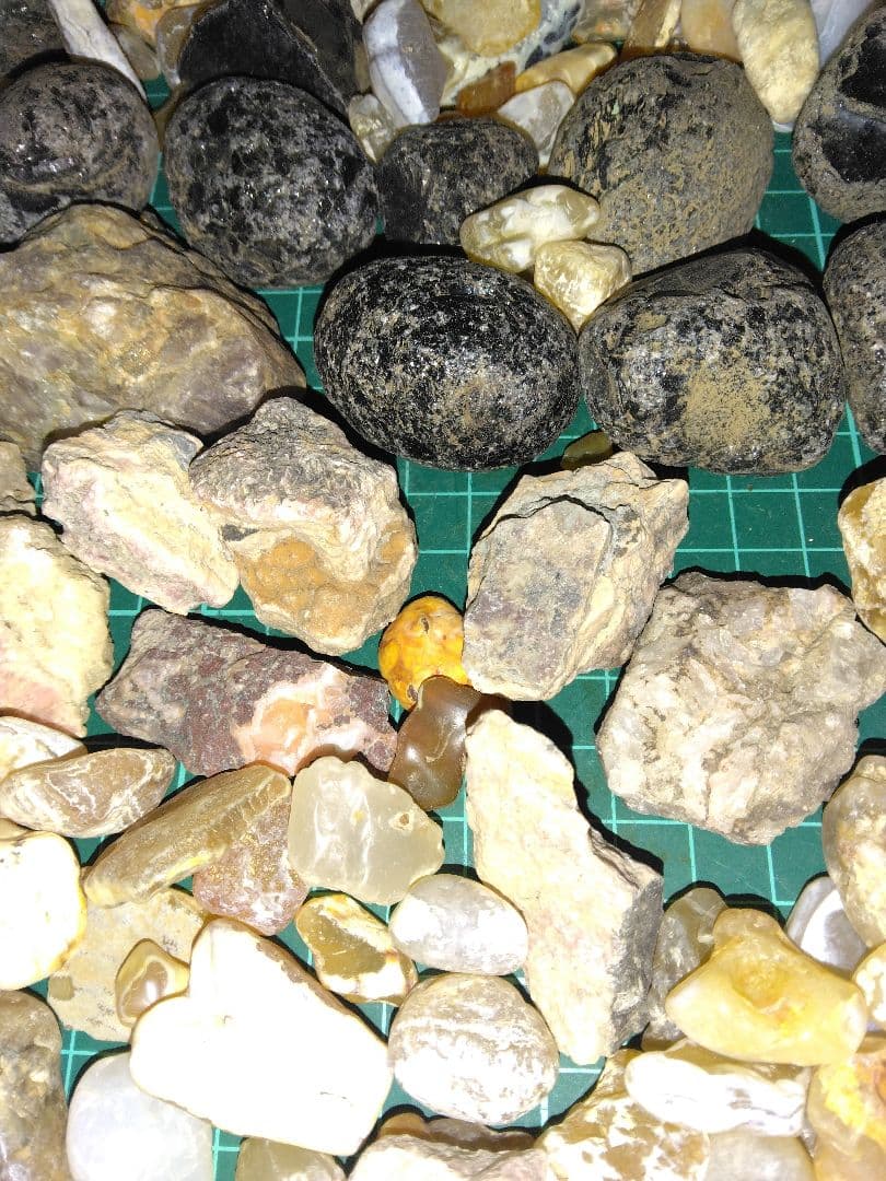 KARAKURI購入予定品　北海道産鉱物標本　鉱物　瑪瑙　稲倉石　原石