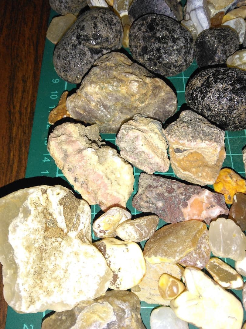 KARAKURI購入予定品　北海道産鉱物標本　鉱物　瑪瑙　稲倉石　原石