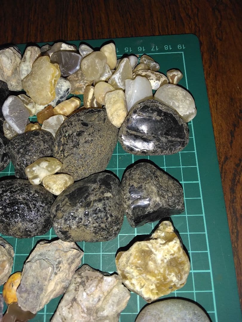 KARAKURI購入予定品　北海道産鉱物標本　鉱物　瑪瑙　稲倉石　原石