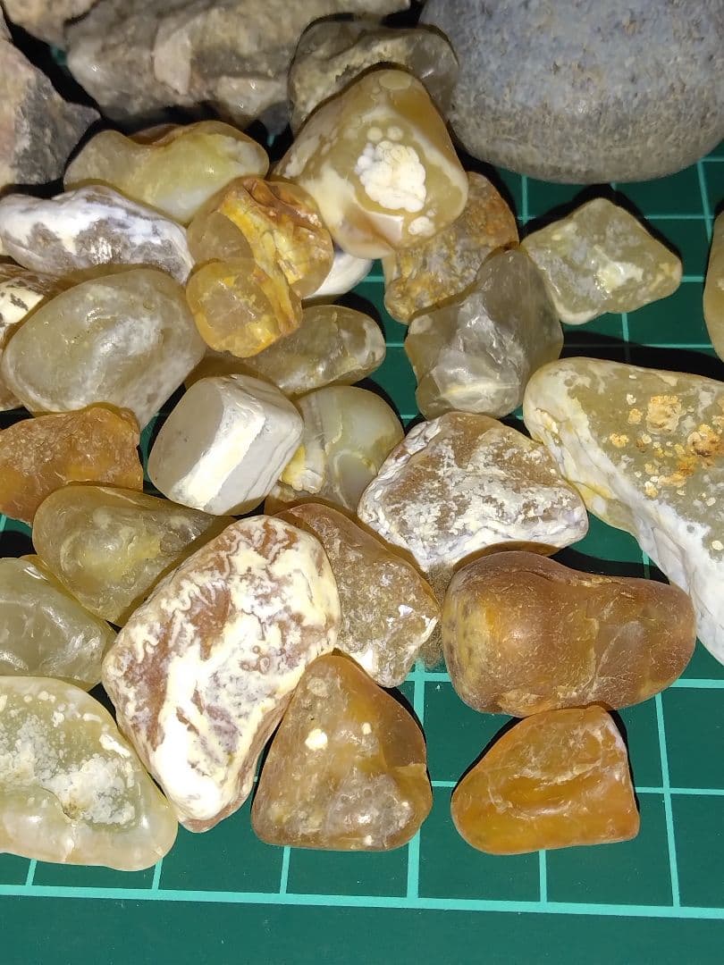 KARAKURI購入予定品　北海道産鉱物標本　鉱物　瑪瑙　稲倉石　原石