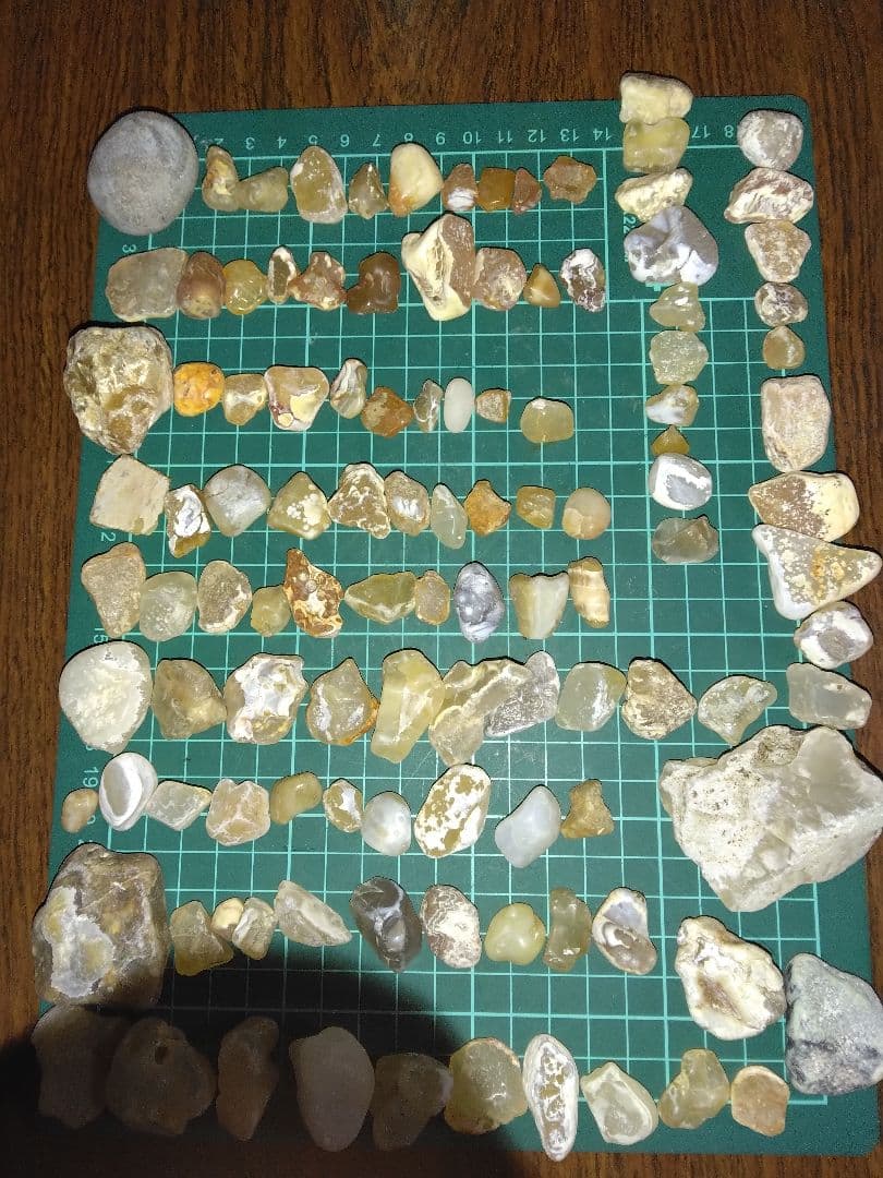 KARAKURI購入予定品　北海道産鉱物標本　鉱物　瑪瑙　稲倉石　原石