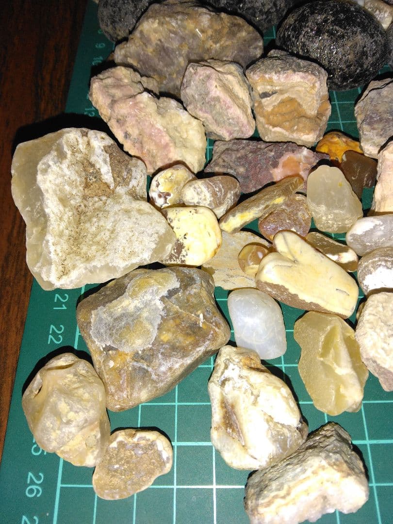 KARAKURI購入予定品　北海道産鉱物標本　鉱物　瑪瑙　稲倉石　原石