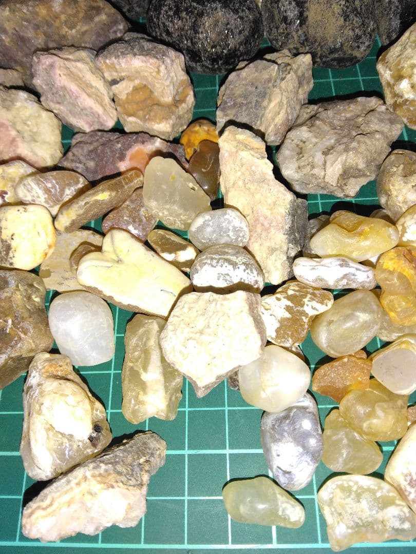 KARAKURI購入予定品　北海道産鉱物標本　鉱物　瑪瑙　稲倉石　原石