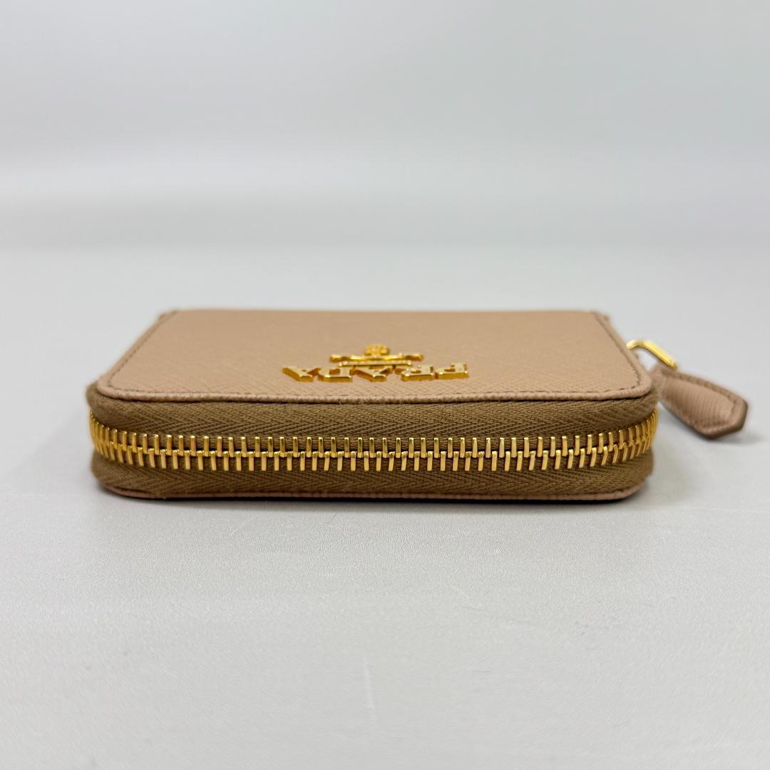 鑑定済み【 美品 】プラダ ケース ベージュ ゴールド金具 レザー 財布