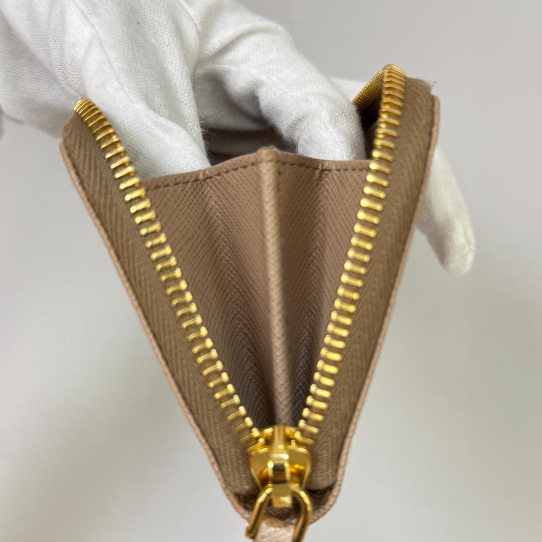 鑑定済み【 美品 】プラダ ケース ベージュ ゴールド金具 レザー 財布