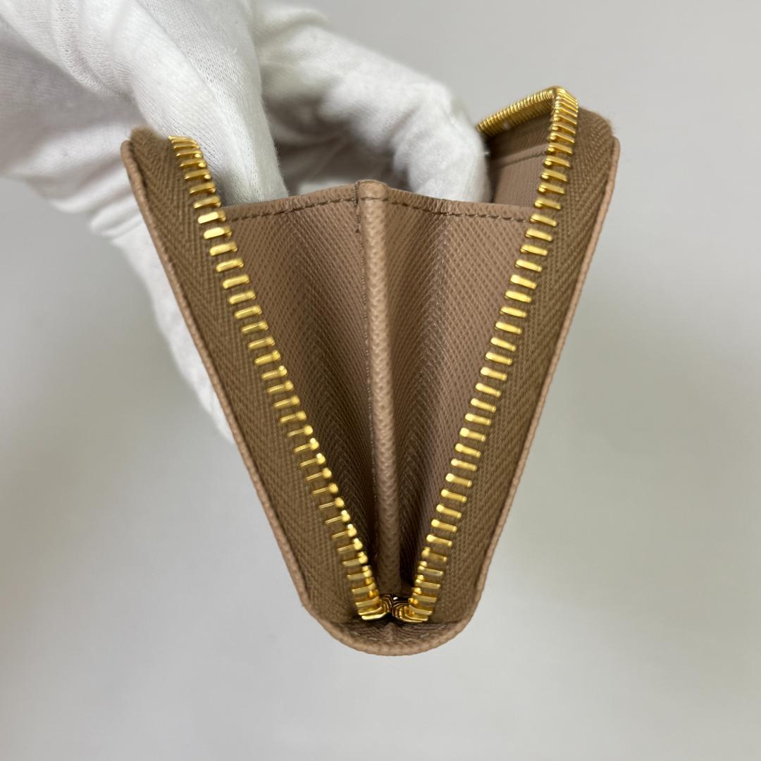 鑑定済み【 美品 】プラダ ケース ベージュ ゴールド金具 レザー 財布