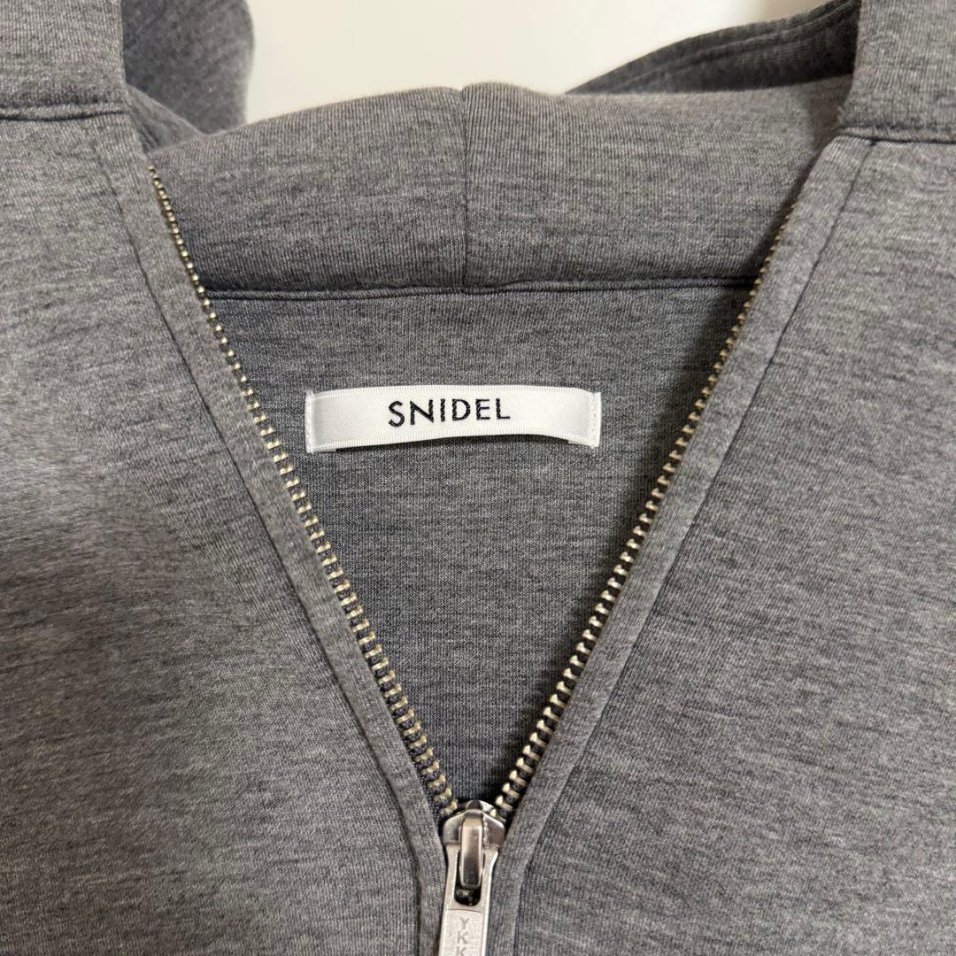 SNIDEL エンボスロゴフーディー グレー