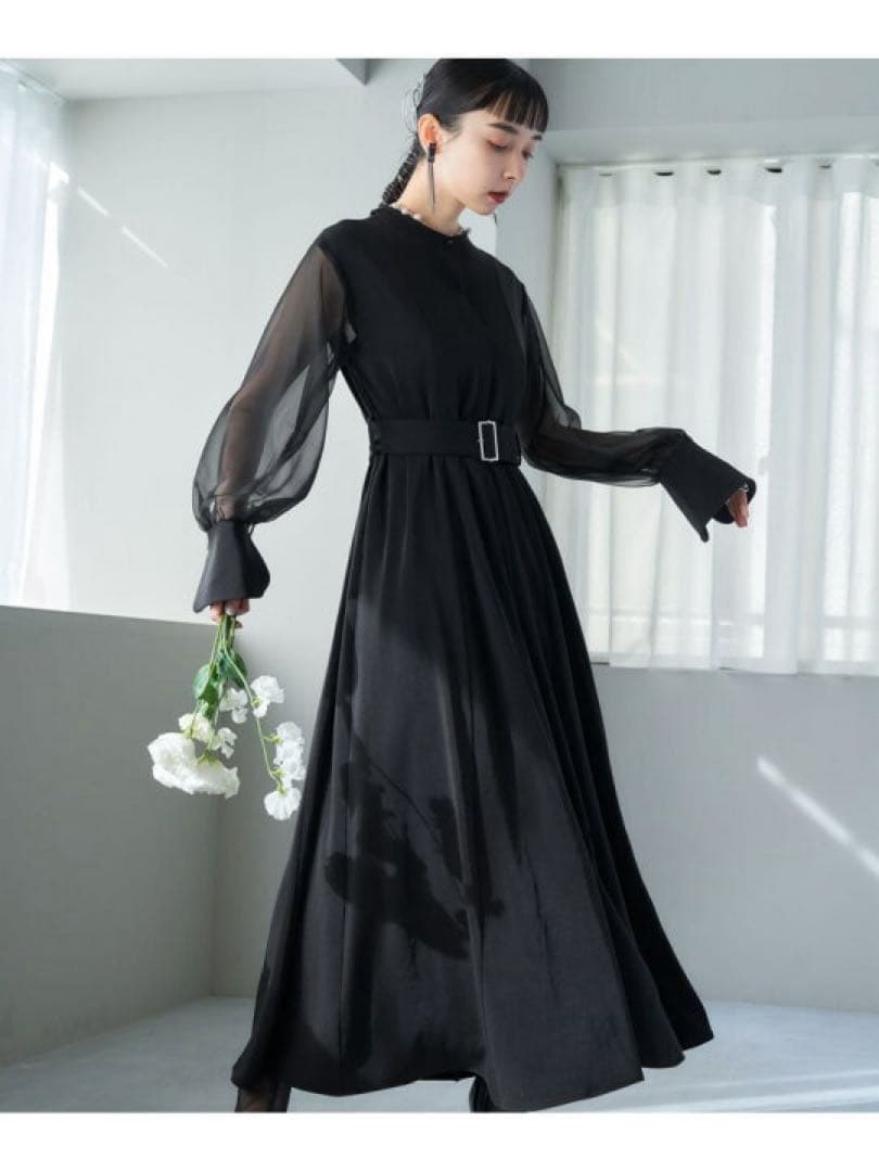 黒のベルト付きロングワンピース