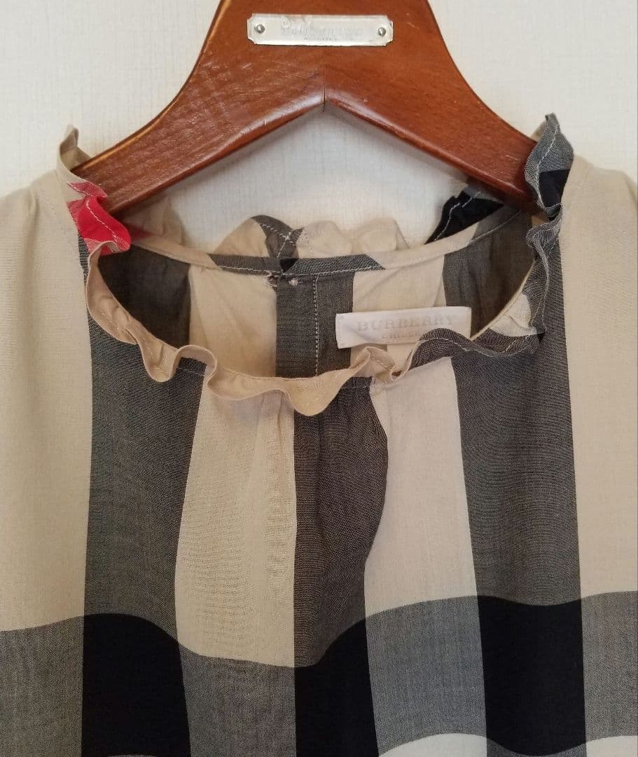 未使用近バーバリーチルドレン ノースリーブフリルブラウス美品ベージュメガチェック