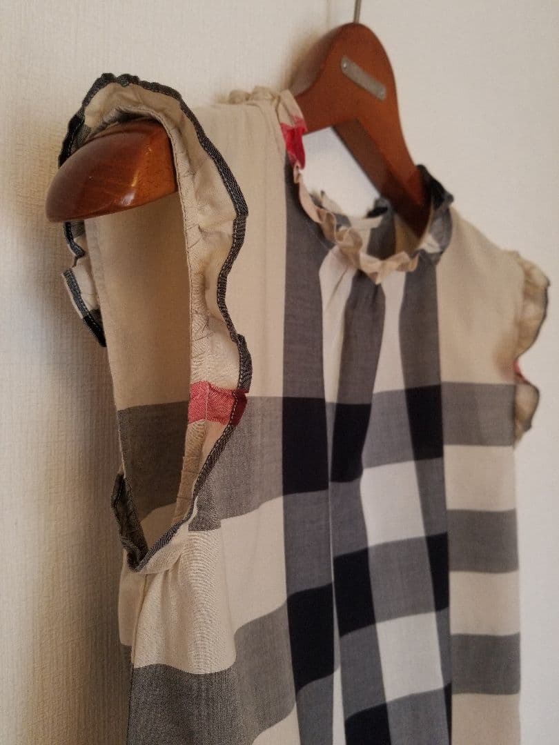 未使用近バーバリーチルドレン ノースリーブフリルブラウス美品ベージュメガチェック