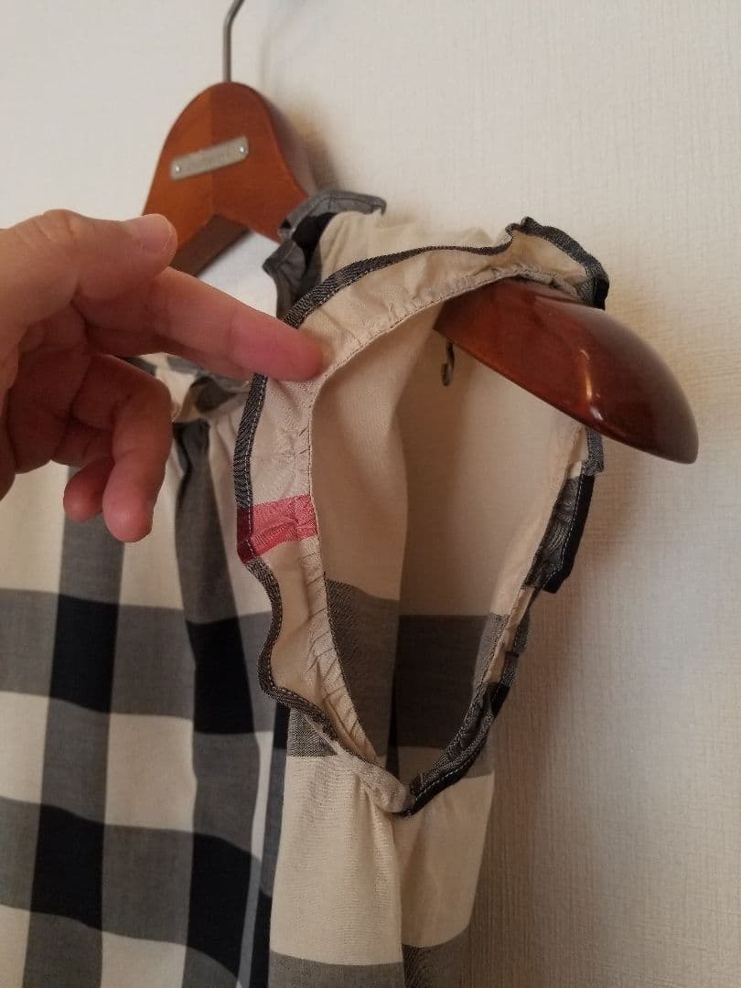 未使用近バーバリーチルドレン ノースリーブフリルブラウス美品ベージュメガチェック