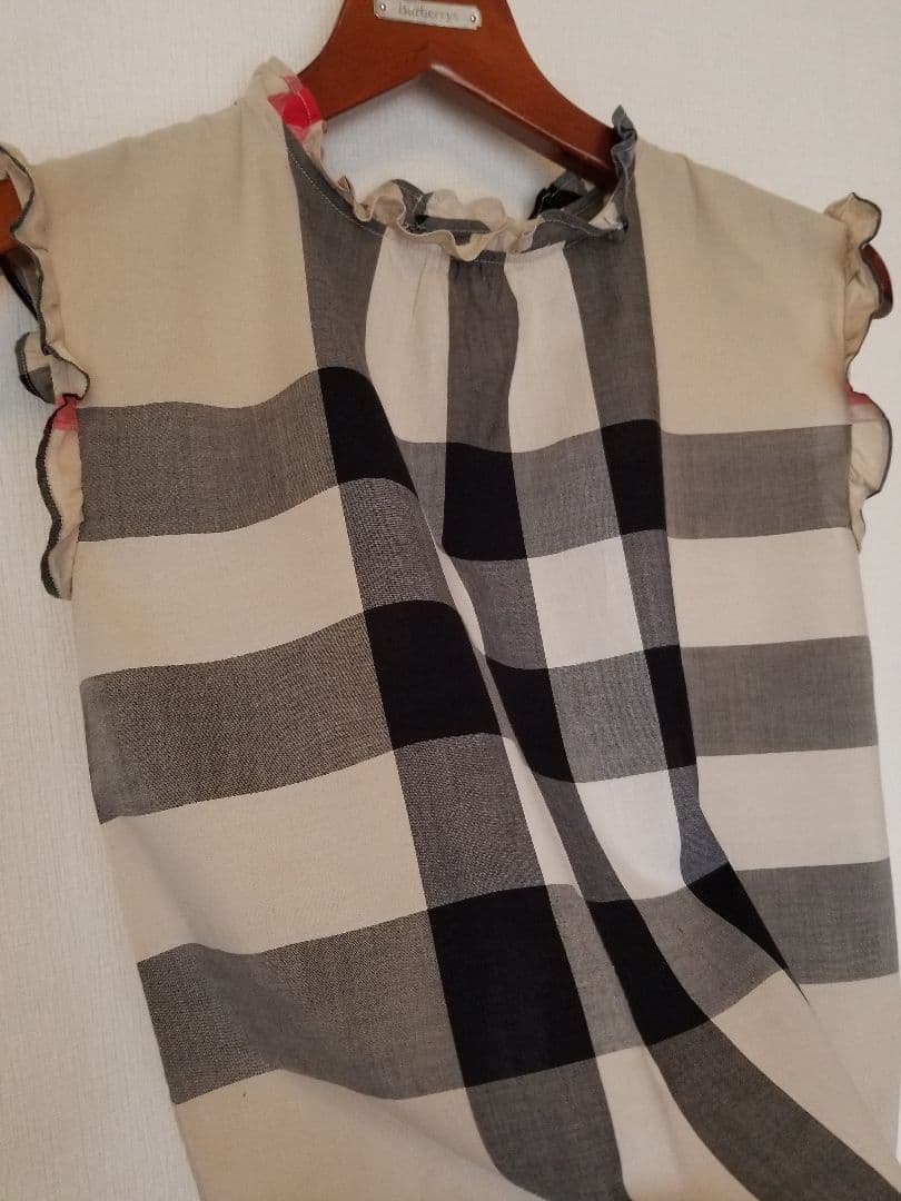 未使用近バーバリーチルドレン ノースリーブフリルブラウス美品ベージュメガチェック