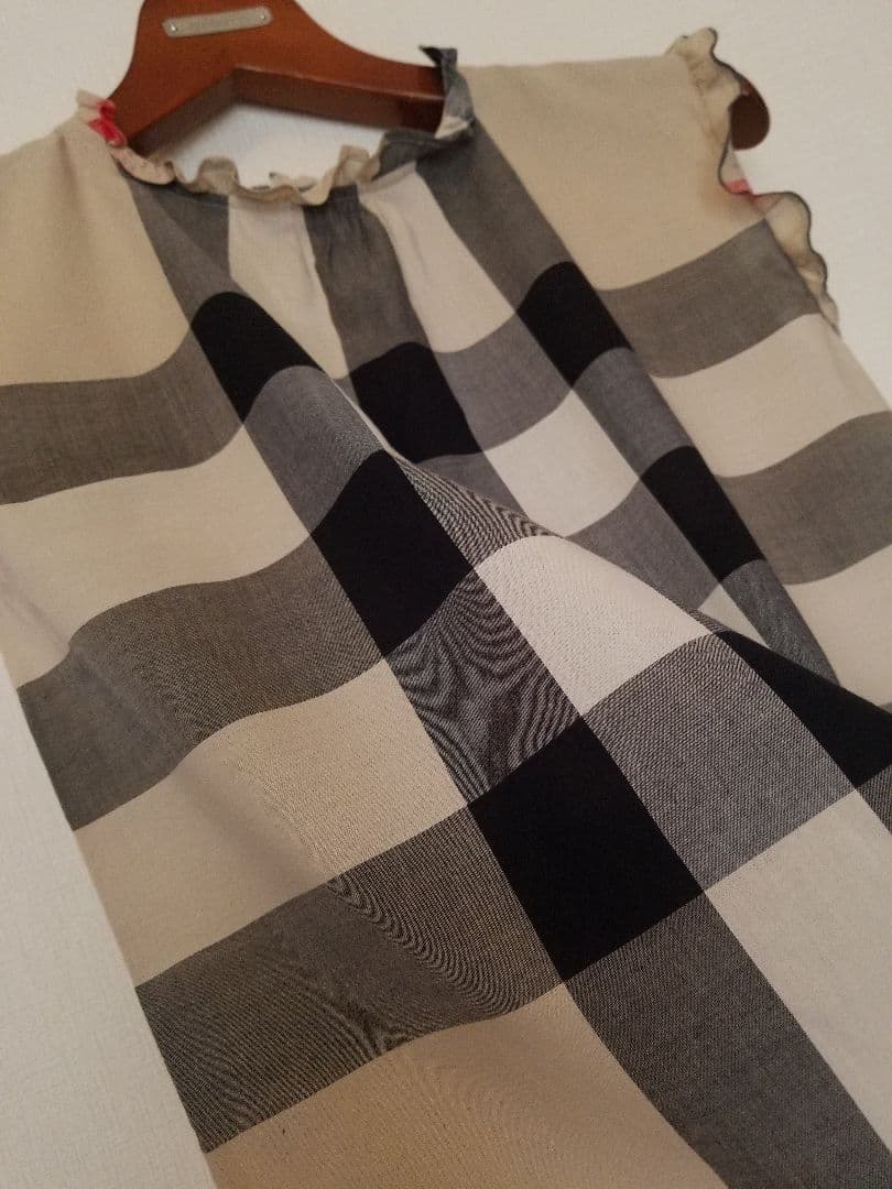 未使用近バーバリーチルドレン ノースリーブフリルブラウス美品ベージュメガチェック