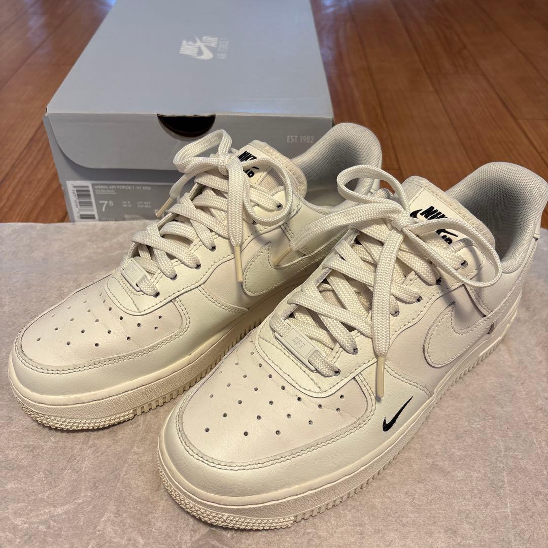美品！NIKE エア フォース 1 ’07 エッセンシャル