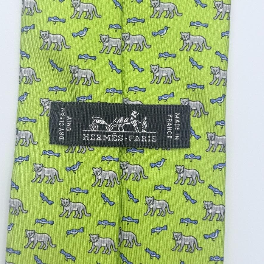 Hermesネクタイシルク　キャット＆バード柄 グリーン系 フランス製箱付き