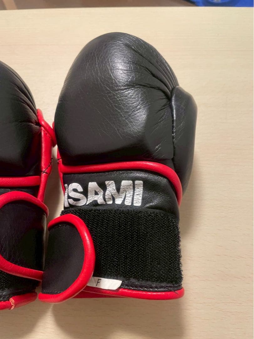 ISAMI ボクシンググローブ 黒 赤 サイズF