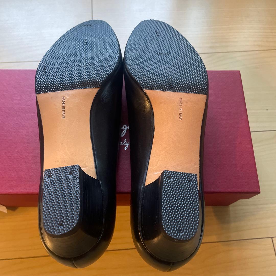 Salvatore Ferragamo黒パンプス　8 1/2Ｃサイズ　フォーマル