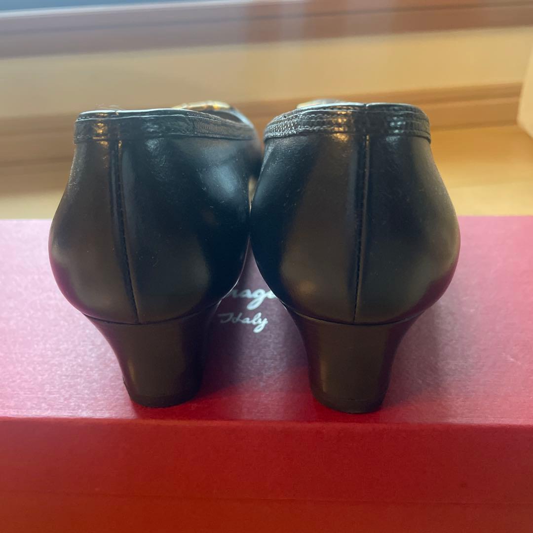 Salvatore Ferragamo黒パンプス　8 1/2Ｃサイズ　フォーマル