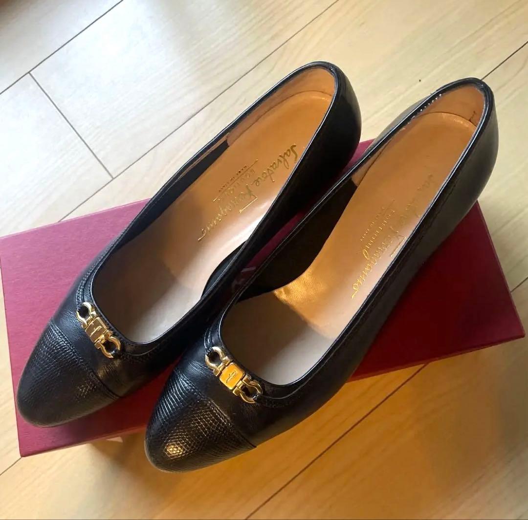 Salvatore Ferragamo黒パンプス　8 1/2Ｃサイズ　フォーマル