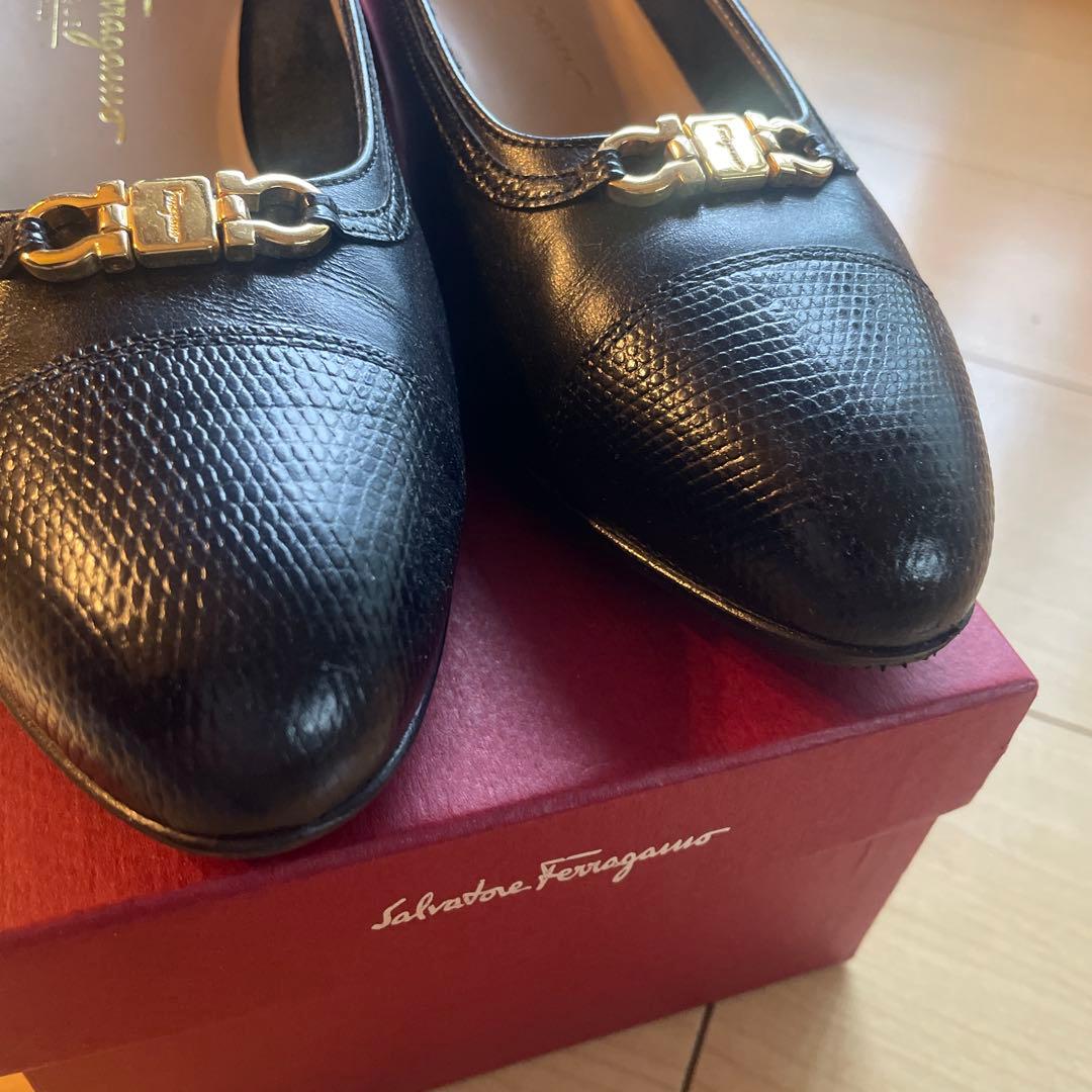 Salvatore Ferragamo黒パンプス　8 1/2Ｃサイズ　フォーマル