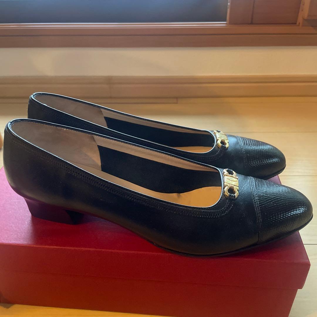 Salvatore Ferragamo黒パンプス　8 1/2Ｃサイズ　フォーマル