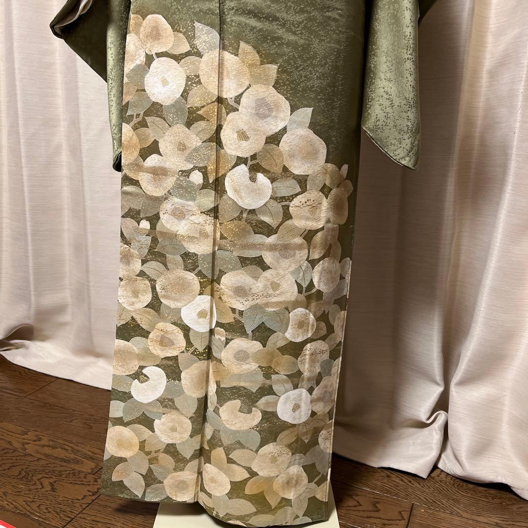 満開の金彩椿と葉模様 煌めく山葵色の訪問着