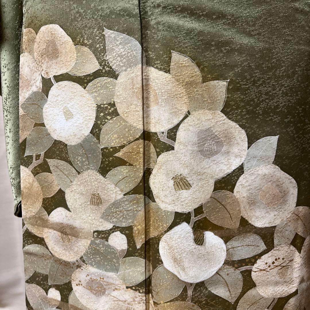 満開の金彩椿と葉模様 煌めく山葵色の訪問着