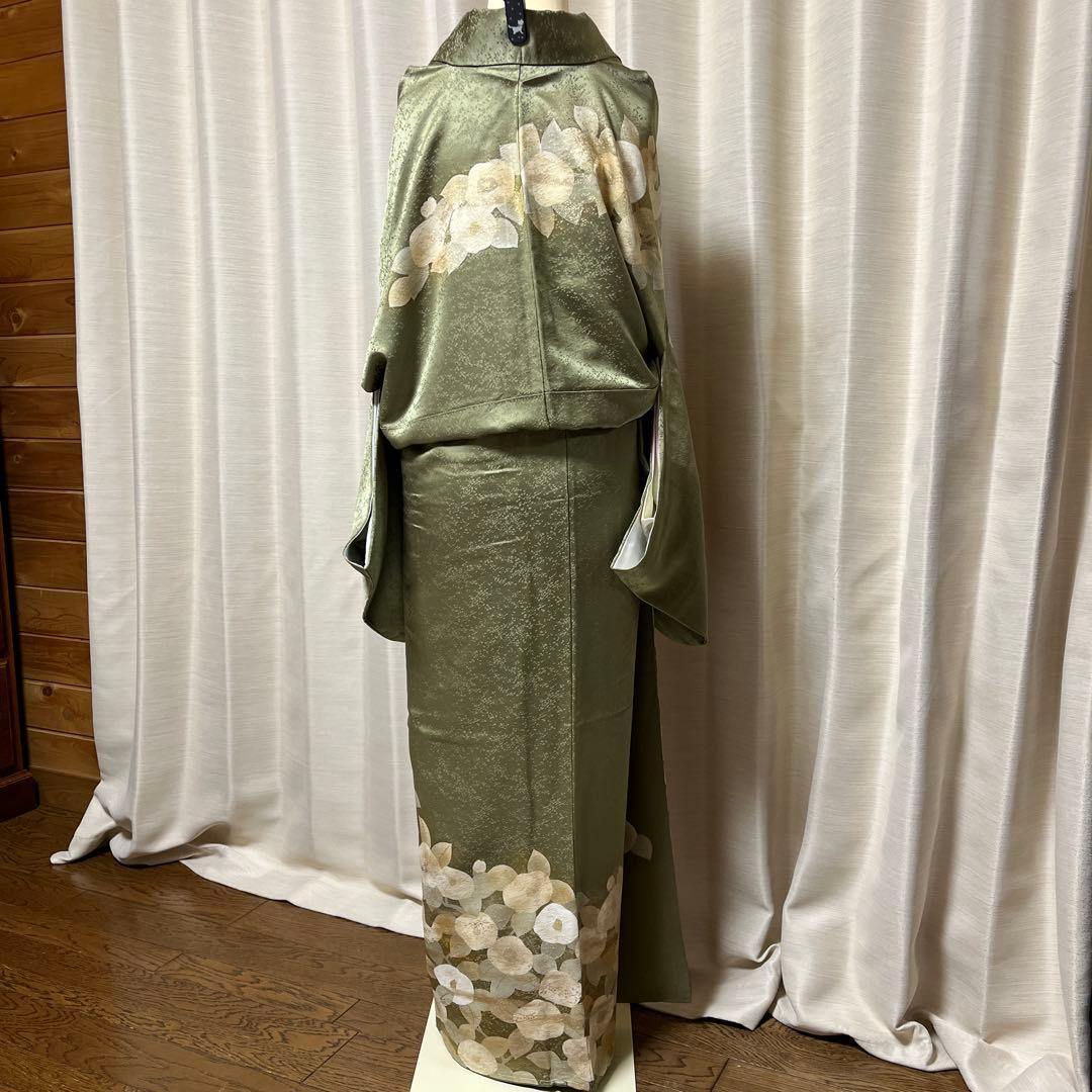 満開の金彩椿と葉模様 煌めく山葵色の訪問着