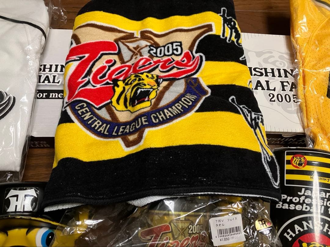 阪神タイガース　応援グッズ　ユニフォーム　キャップ　バット　タオル　パペット