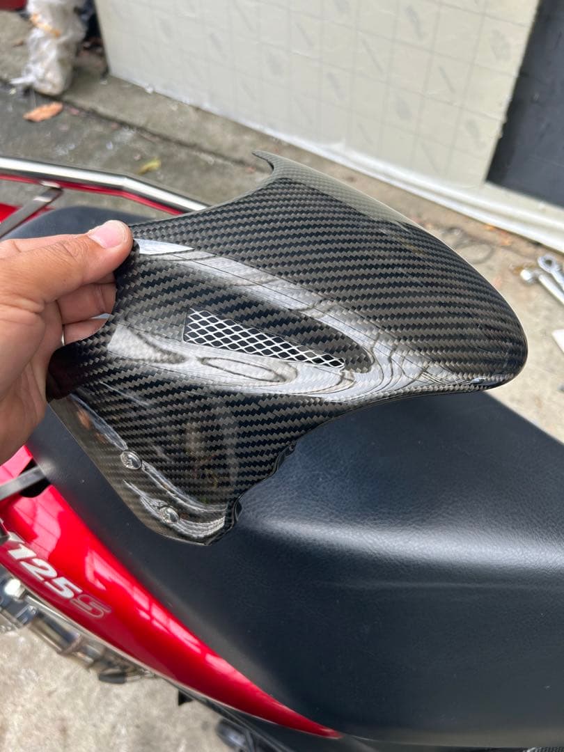 沖縄からアドレスＶ１２５シリーズ用カーボンフロントフェンダー油漢？