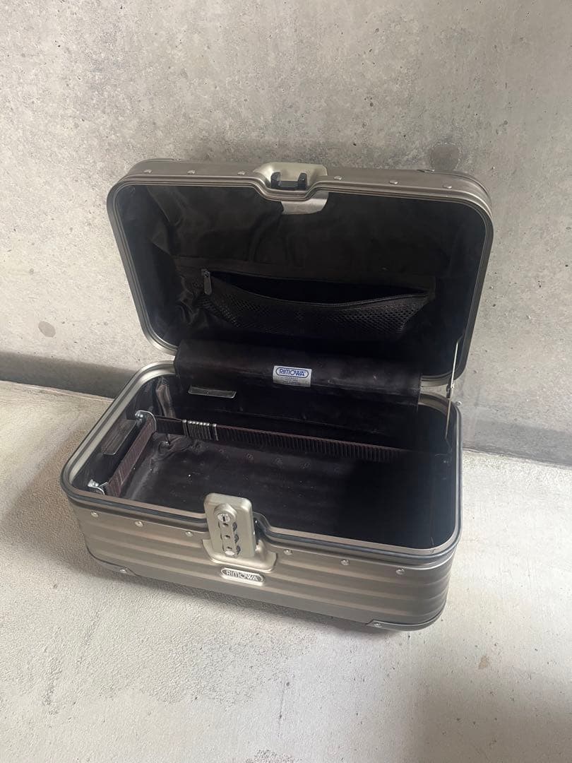 M*I様 リモワ トパーズ　チタニウム　ビューティケース rimowa