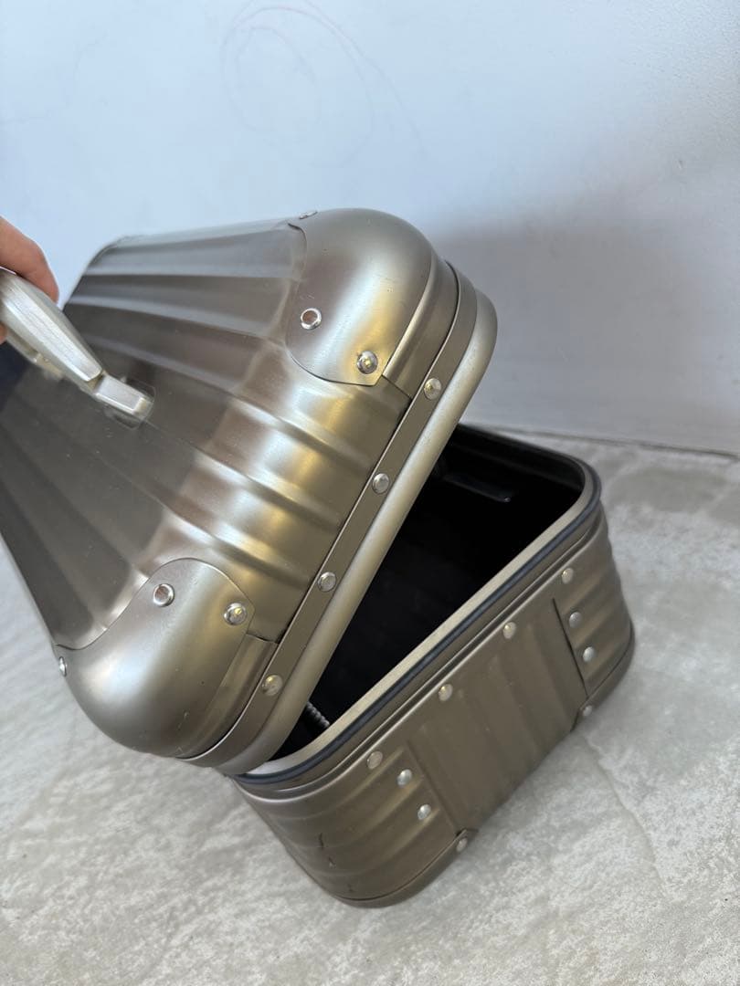M*I様 リモワ トパーズ　チタニウム　ビューティケース rimowa