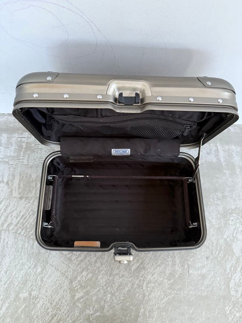 M*I様 リモワ トパーズ　チタニウム　ビューティケース rimowa