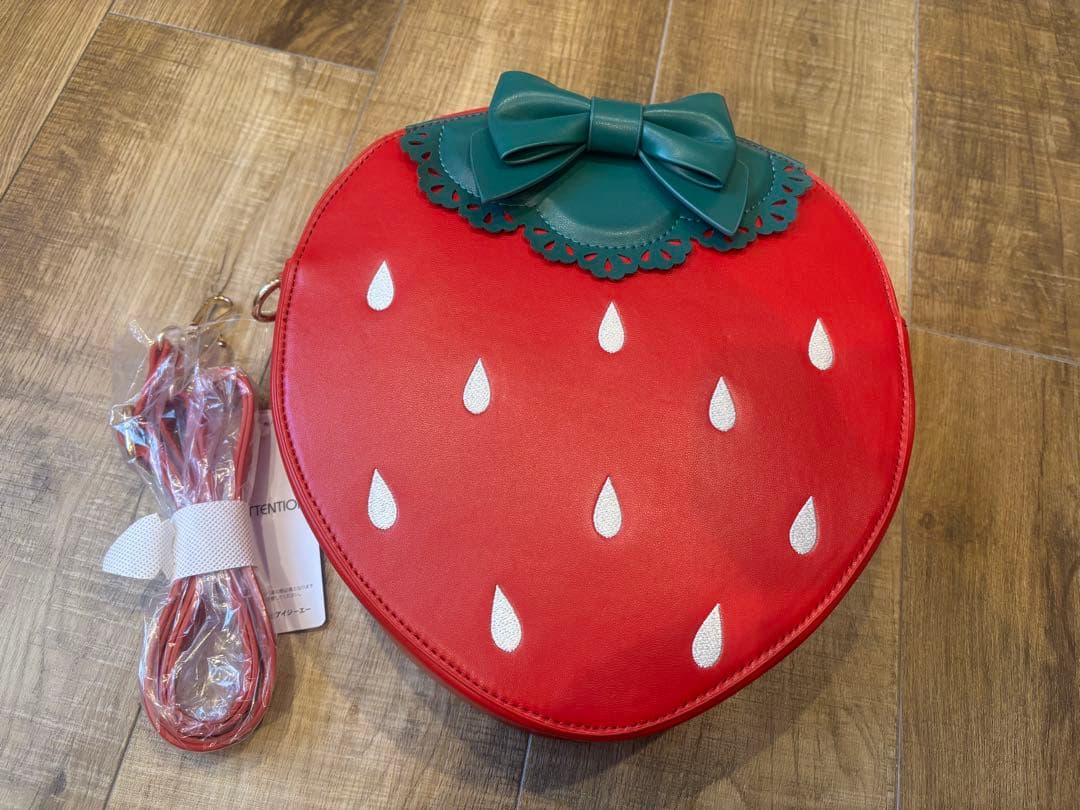 (新品・未使用)axesfemme Chalmiereいちご型ショルダーバッグ