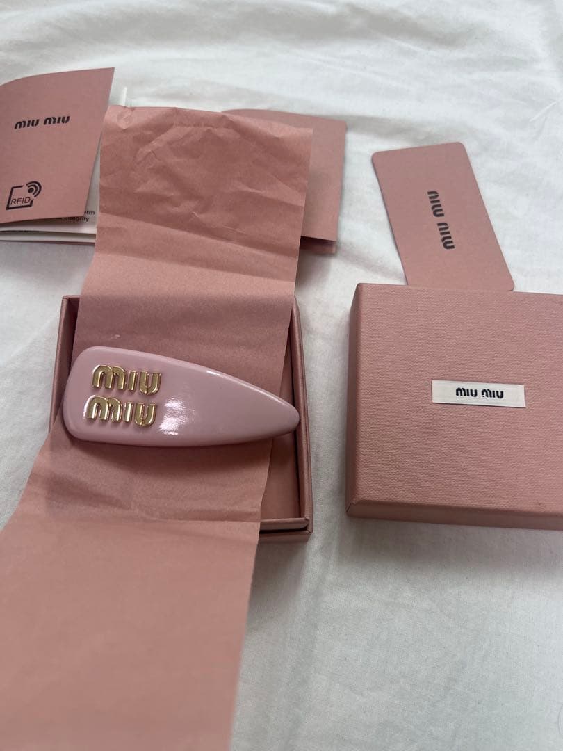 MIU MIU ピンク パテントレザー ヘアクリップ　箱付き
