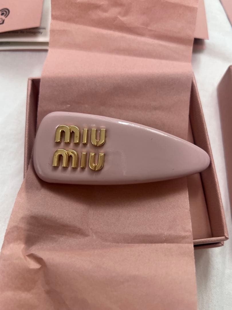 MIU MIU ピンク パテントレザー ヘアクリップ　箱付き