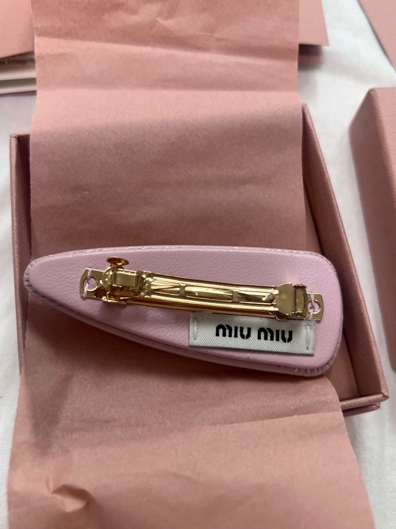 MIU MIU ピンク パテントレザー ヘアクリップ　箱付き