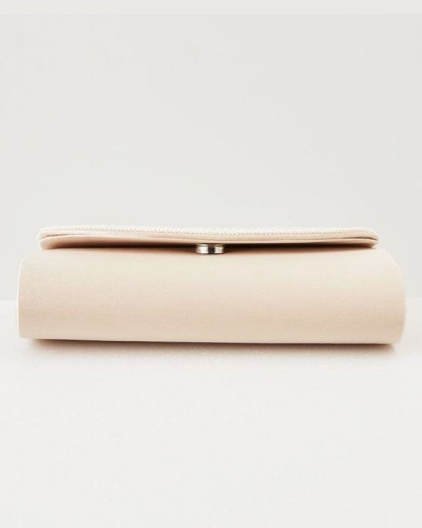 東京ソワール　ミニパールライン×プリーツデザイン　サテンフォーマルバッグ